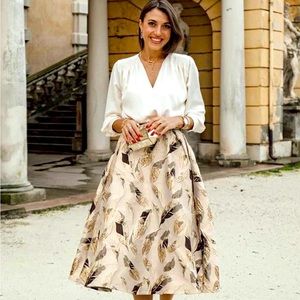 Get ready for the holidays in this beautiful jacquard skirt!